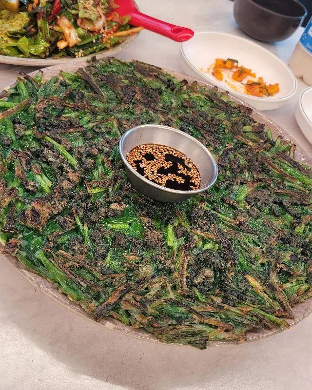 다슬기와 부추가 듬뿍 들어간 다슬기부추전