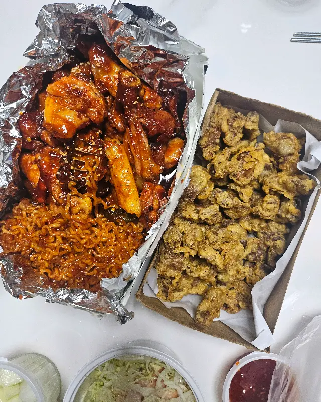 숯불 치킨과 닭똥집 튀김