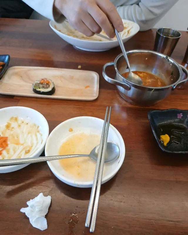 깔끔하게 정돈된 테이블