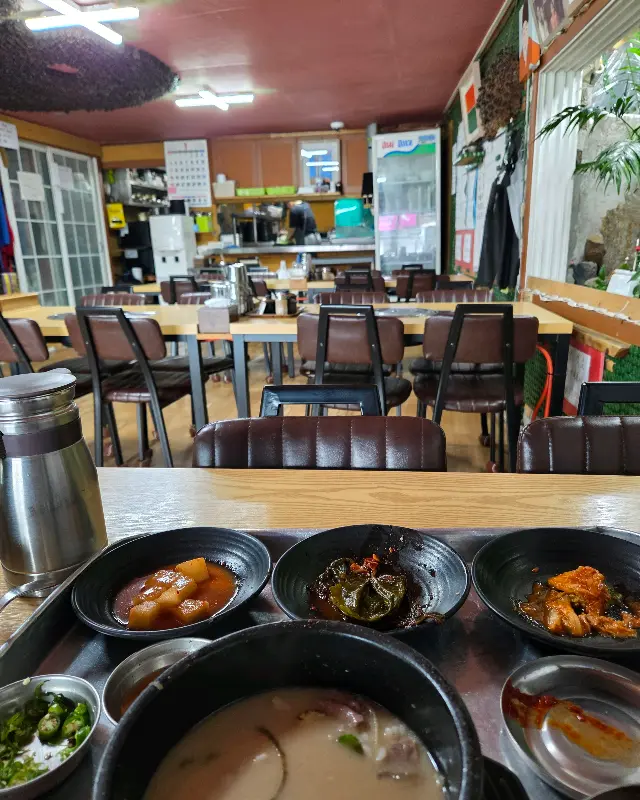더덕순대국과 반찬 클로즈업