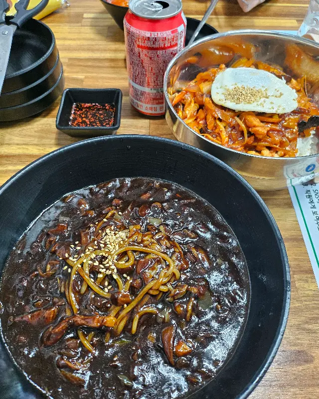 윤기가 흐르는 짜장면