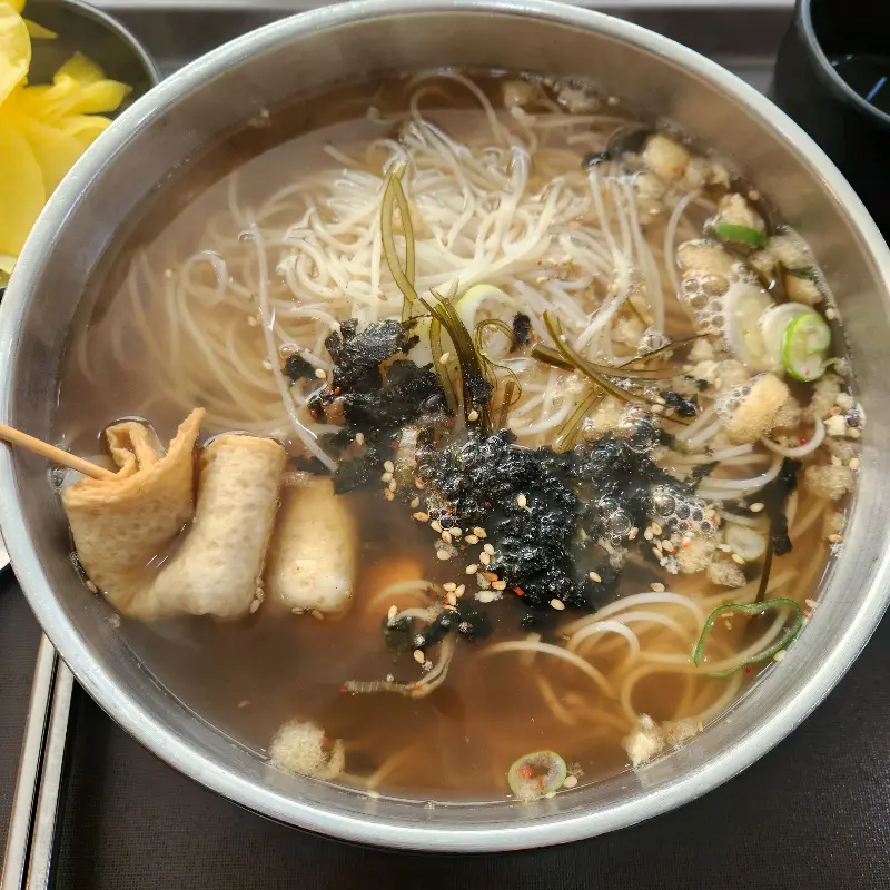 어묵이 들어간 멸치국수