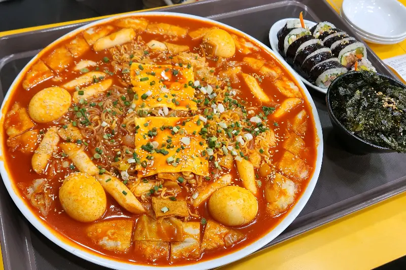 푸짐한 치즈라볶이