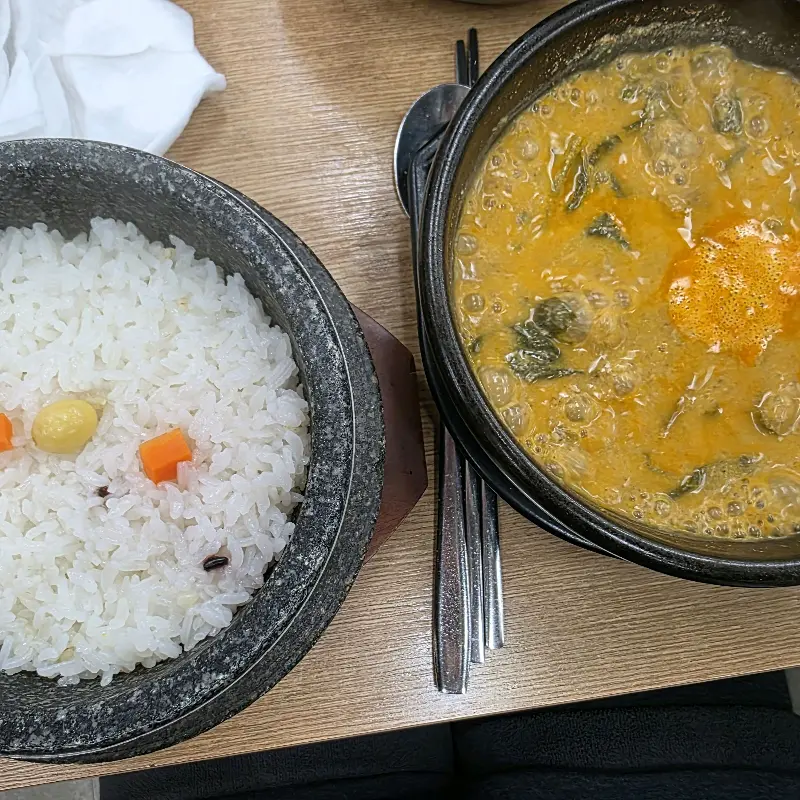 돌솥밥과 추어탕이 함께 놓인 모습