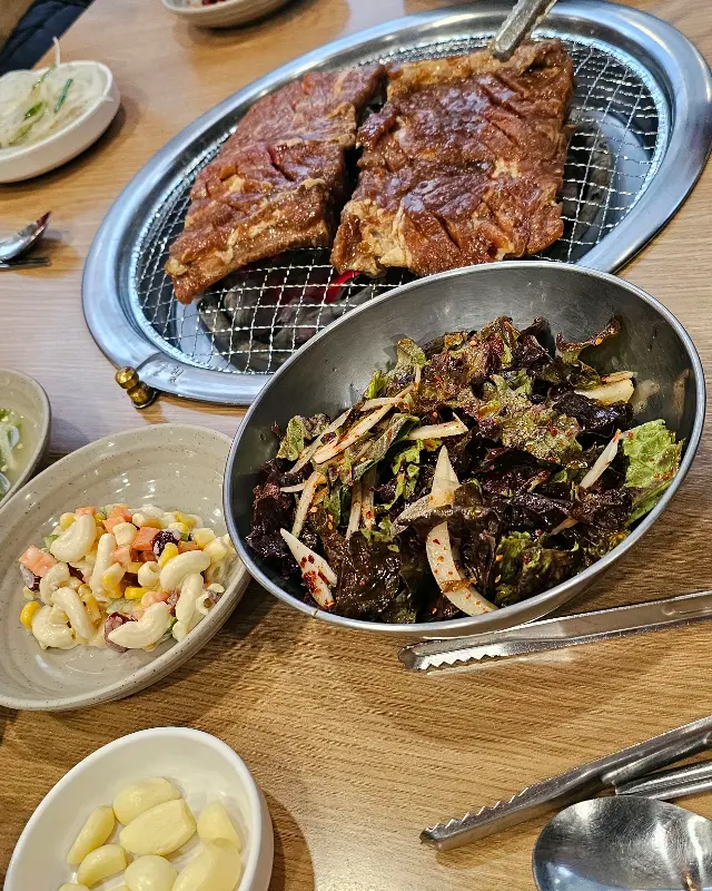 잘 구워진 돼지갈비와 정갈한 밑반찬