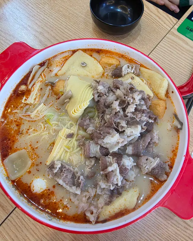 다양한 재료가 들어간 마라탕