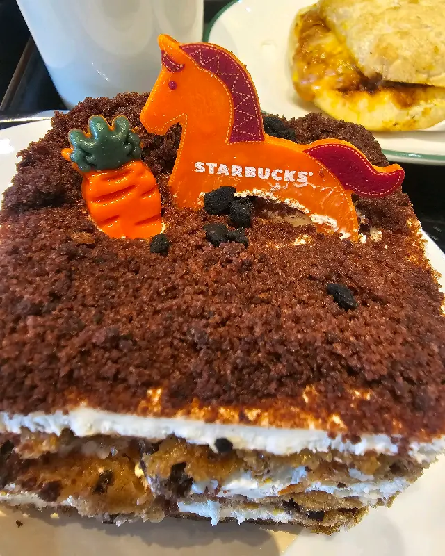 토핑이 올려진 케이크 디저트