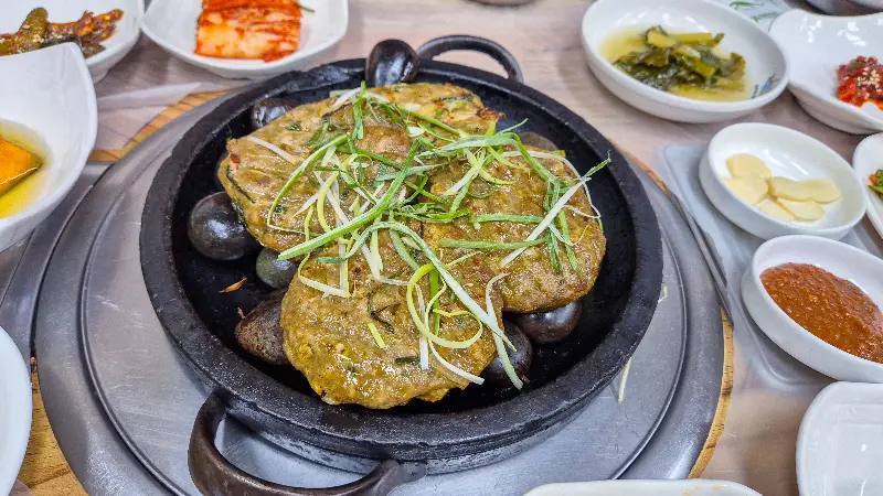 유자 드레싱이 뿌려진 파채와 무채