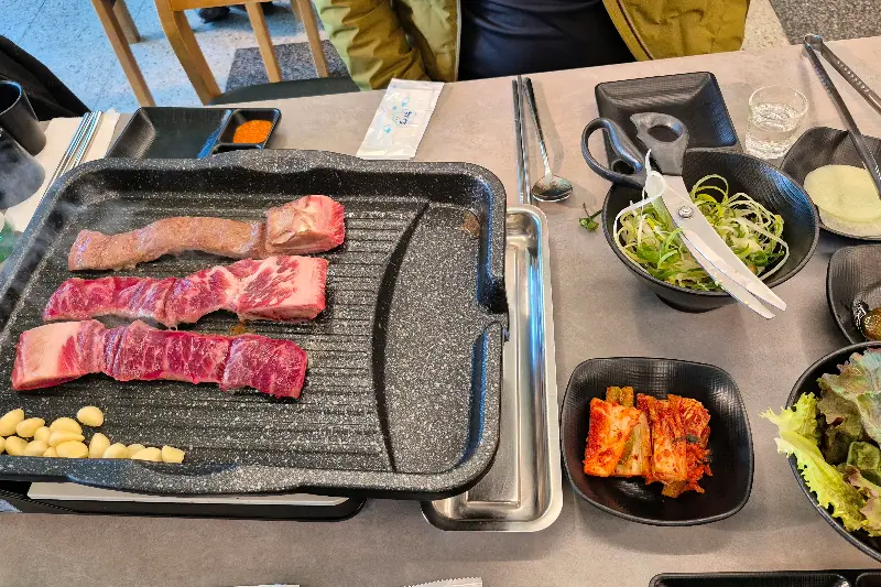 숯불 위에 구워지는 이동갈비