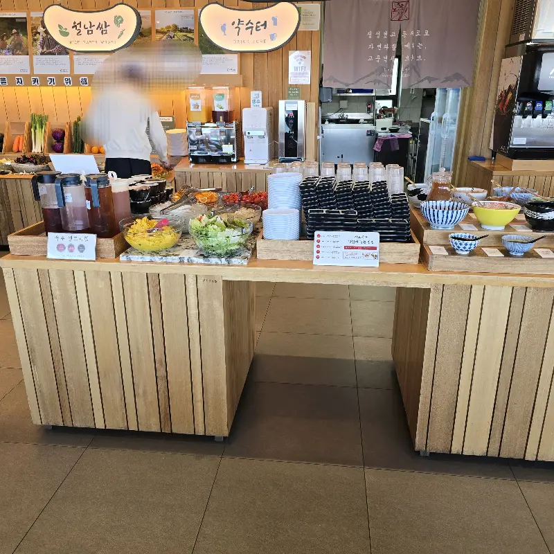 깔끔하게 정돈된 샐러드바