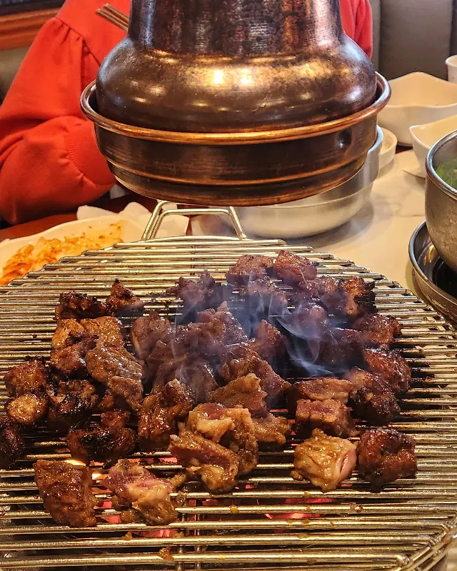 숯불 위에서 익어가는 숯불양념갈비