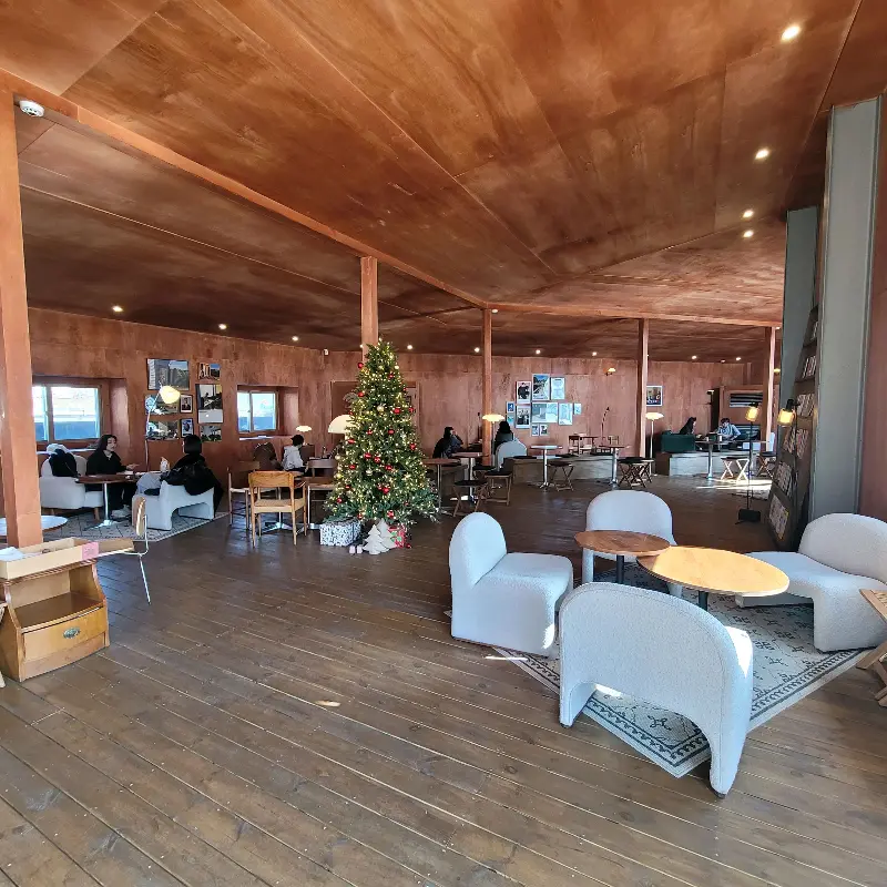 아늑한 분위기의 2층 내부