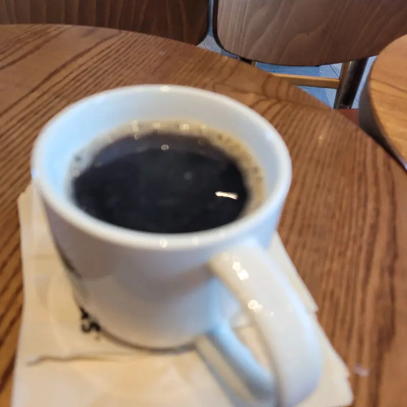 테이블 위에 놓인 따뜻한 오늘의 커피