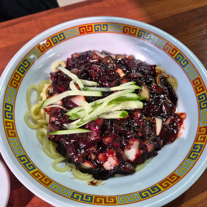 윤기가 흐르는 짜장면