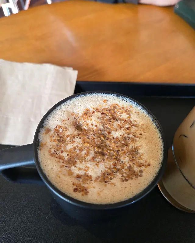 따뜻한 라떼 한 잔