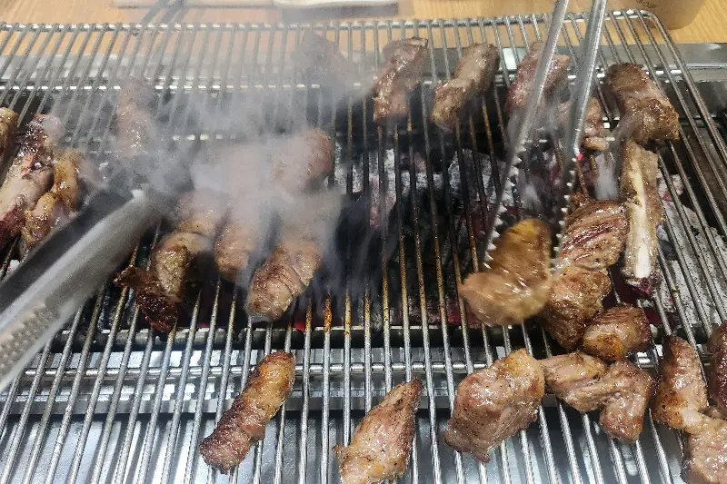 숯불 위에서 구워지는 양갈비
