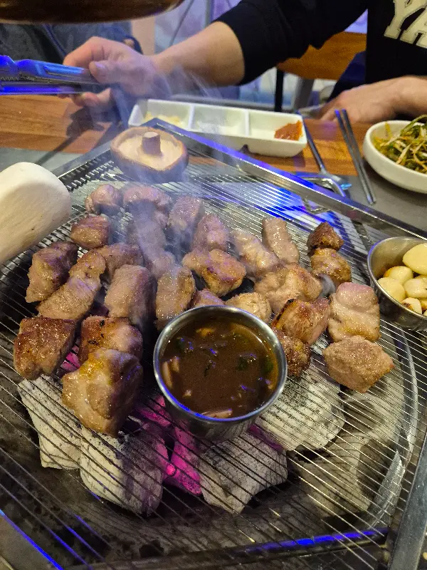 숯불 위에서 익어가는 목살