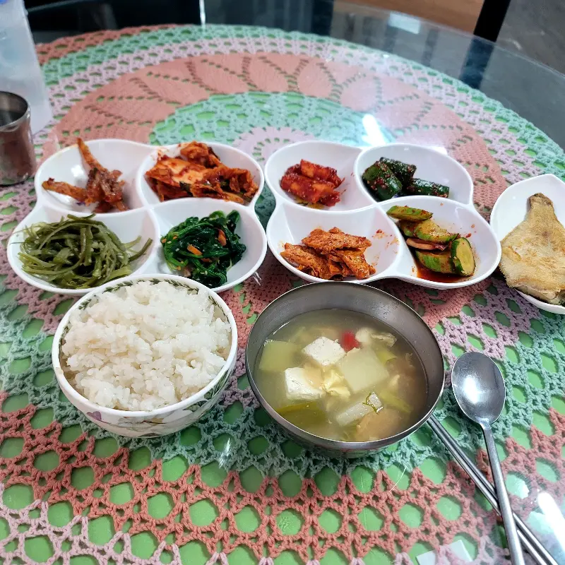 다채로운 반찬들이 놓인 밥상