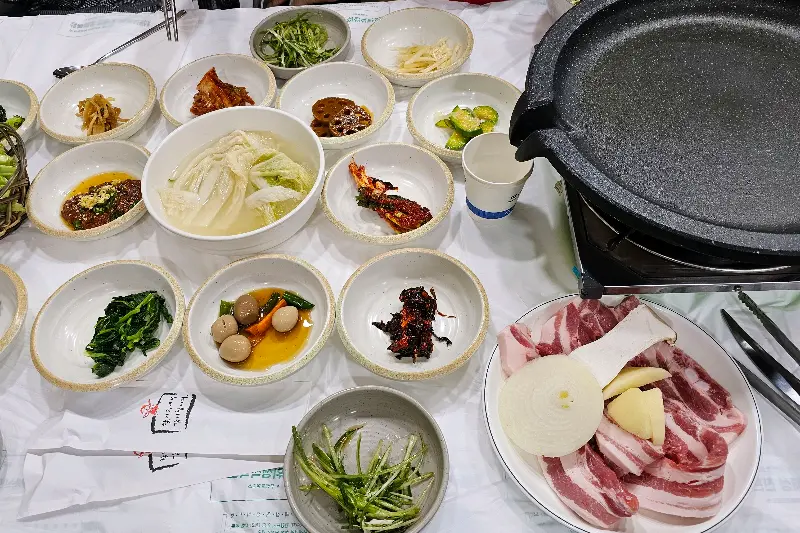 삼겹살과 밑반찬 세팅