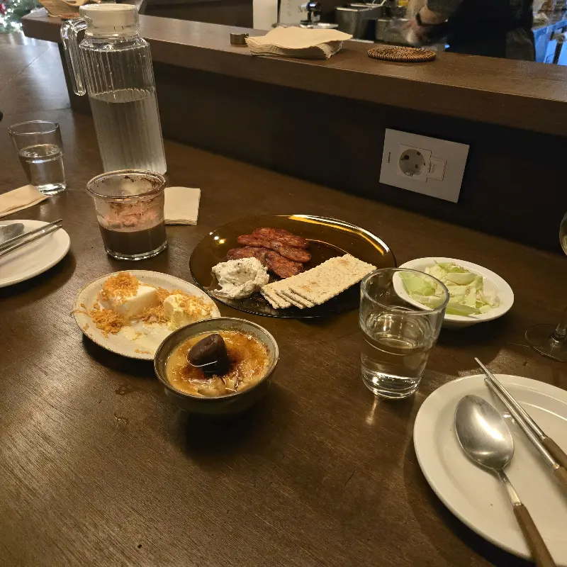 은은한 조명과 감각적인 인테리어가 돋보이는 '환대'