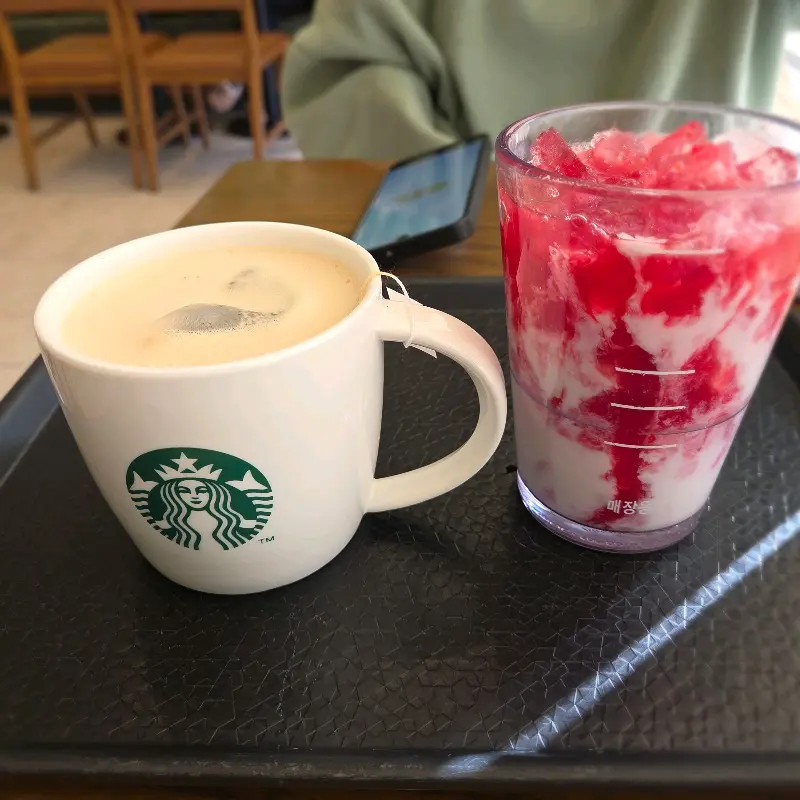 컵에 담긴 라떼와 딸기 라떼