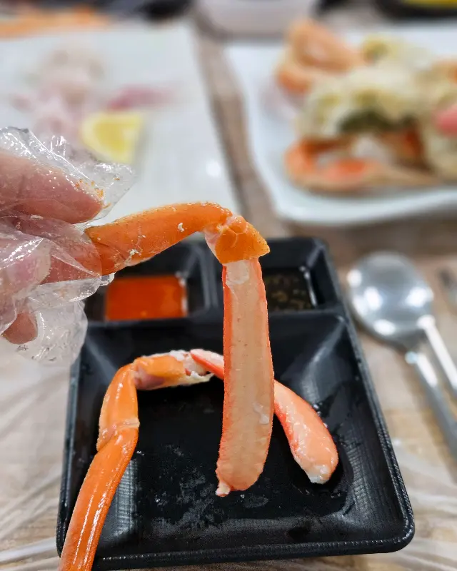대게 다리 살을 발라내는 모습
