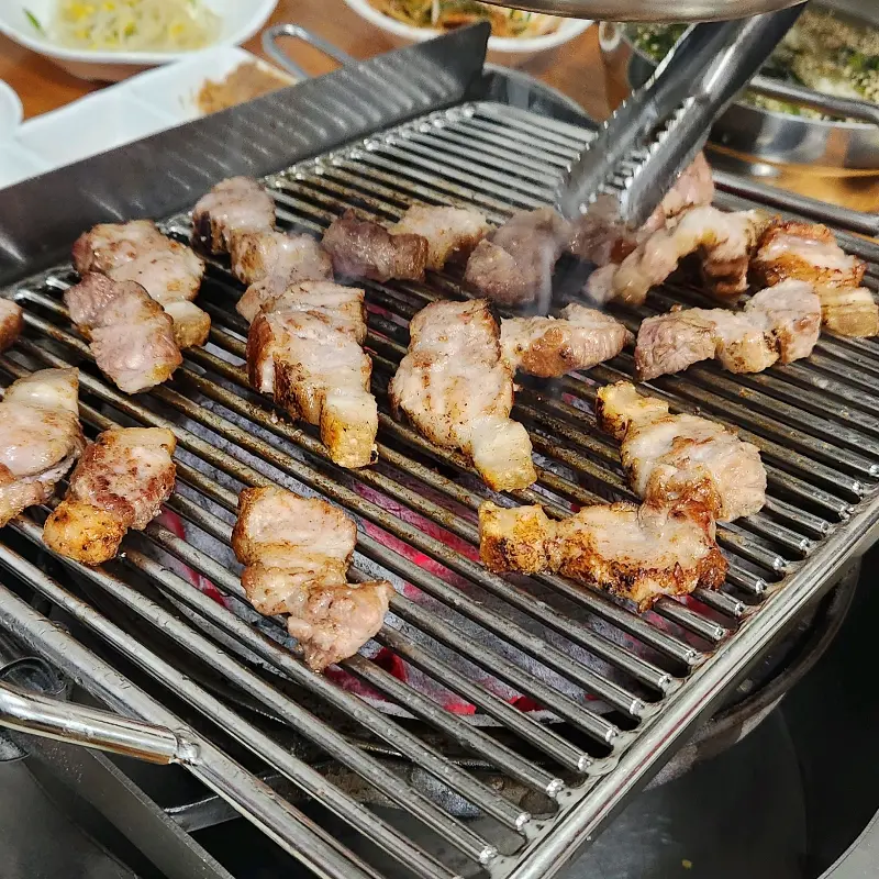 맛있게 구워진 삼겹살