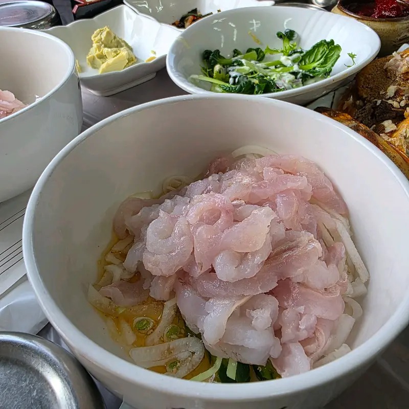 신선한 해산물이 가득한 물회