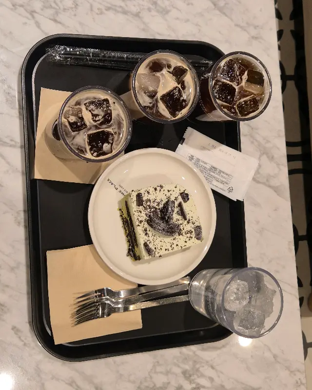 음료와 케이크가 놓인 쟁반