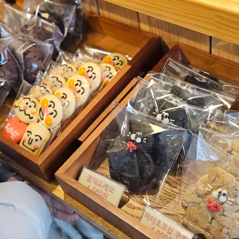 가게 내부의 아기자기한 소품들