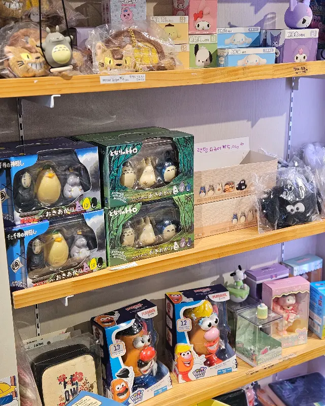 다양한 캐릭터 상품들이 진열된 모습