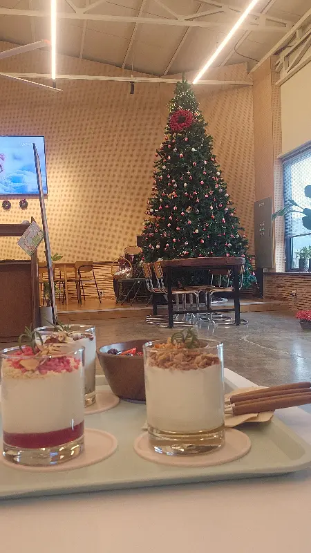 요거트와 음료가 놓여있는 테이블