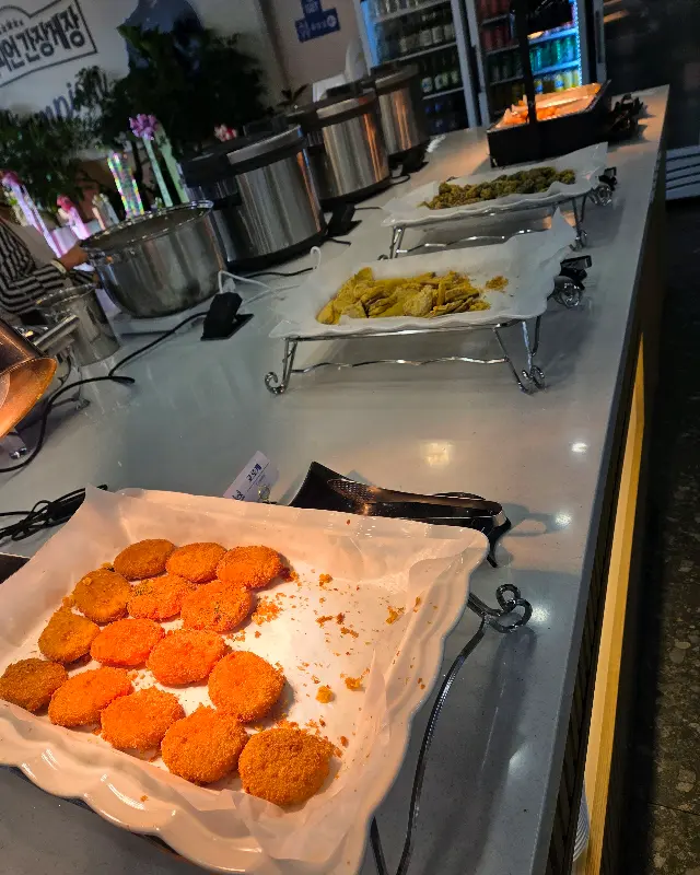 다양한 메뉴가 준비된 샐러드바