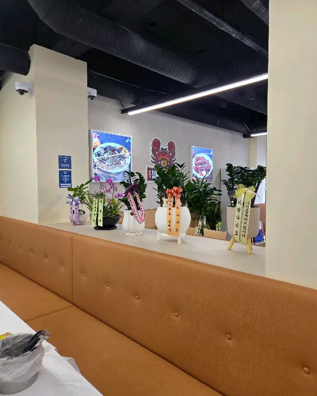 깔끔하고 넓은 매장 내부