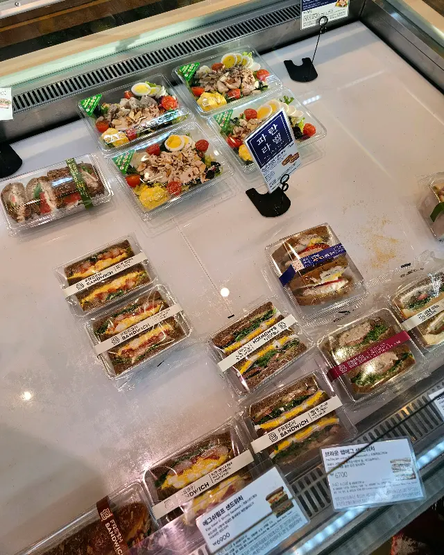 샌드위치와 샐러드 진열대
