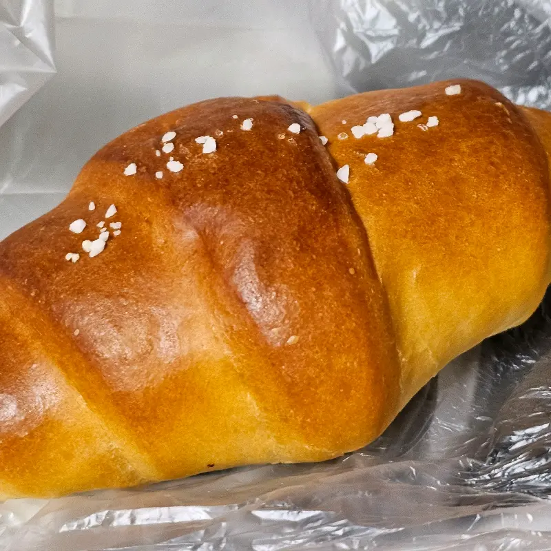 소금빵 근접 사진