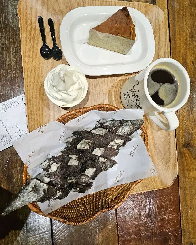 밤에 더욱 빛나는 봉퓌르바게트의 외관