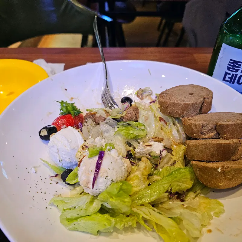 샐러드와 빵이 함께 놓인 모습