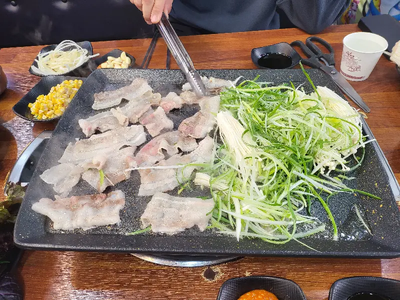 불판 위에서 지글거리는 대패 삼겹살