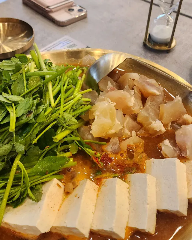 두부와 우렁이 가득한 된장전골