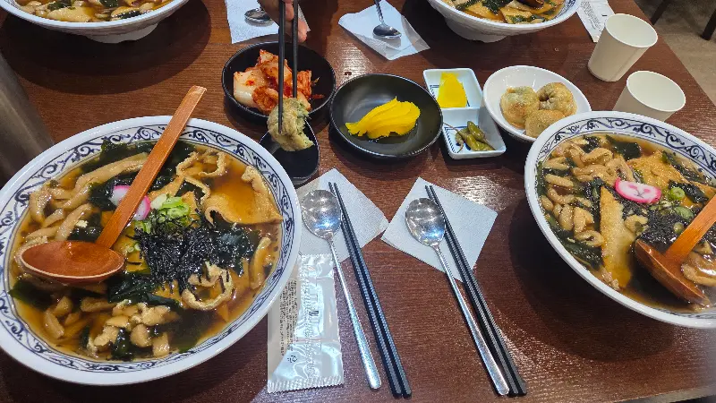 테이블 위에 놓인 다양한 메뉴들