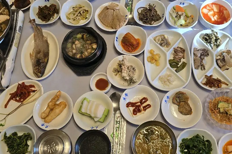 경희식당의 다양한 반찬들