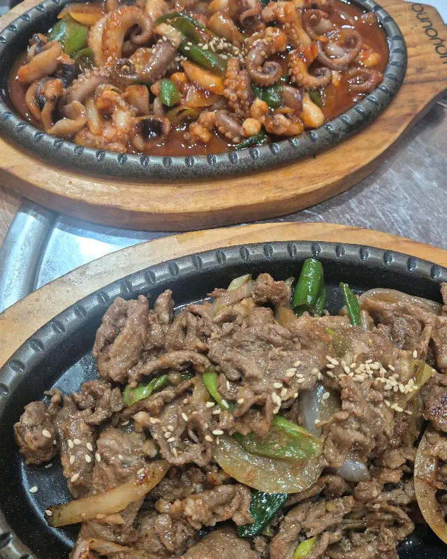 매콤한 쭈꾸미 볶음과 달콤한 돼지 불고기의 환상적인 조합