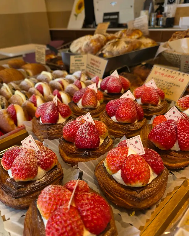 딸기가 듬뿍 올라간 빵