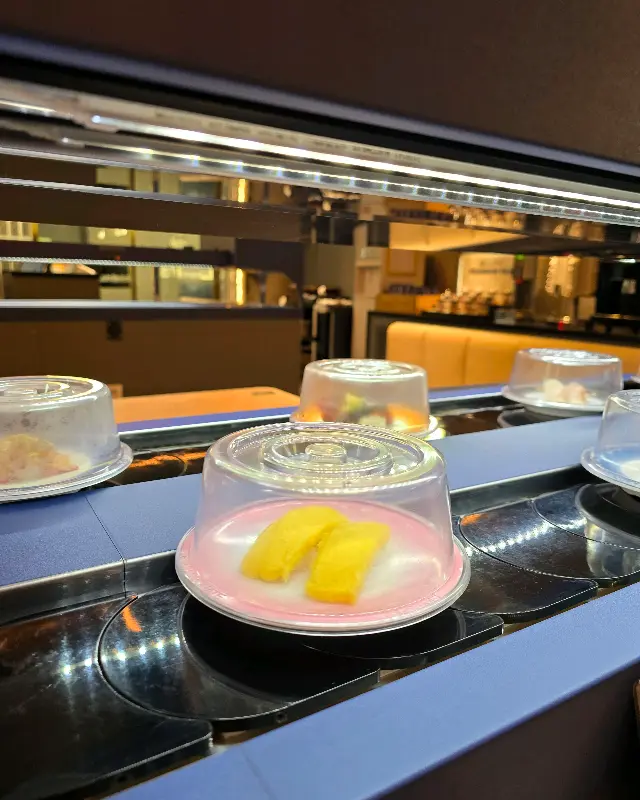 레일 위를 따라 끊임없이 움직이는 초밥들