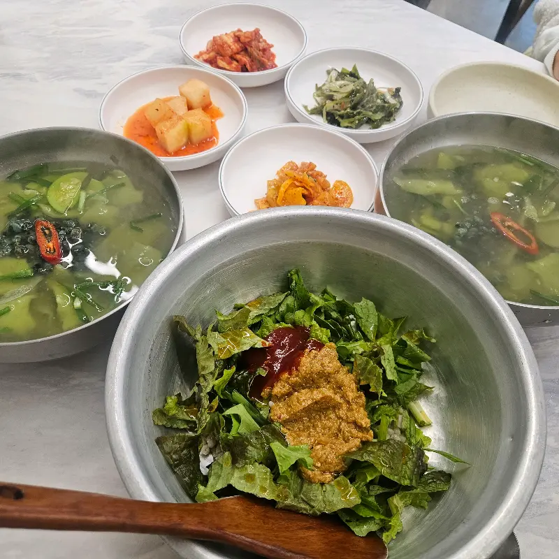 정갈하게 차려진 밑반찬과 보리밥