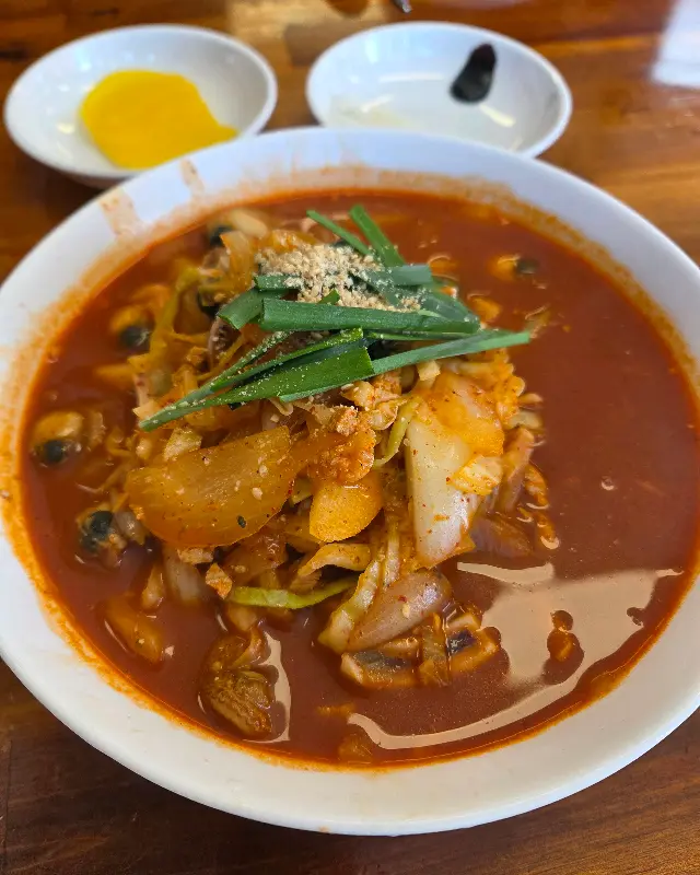 짬뽕 위에 채소와 깨가 올려져 있는 모습