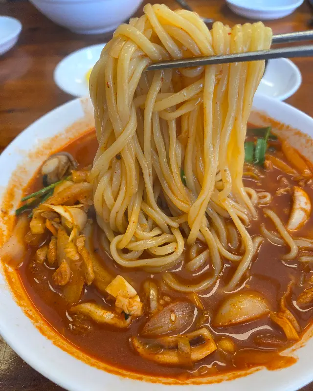 젓가락으로 짬뽕 면을 들어올리는 모습