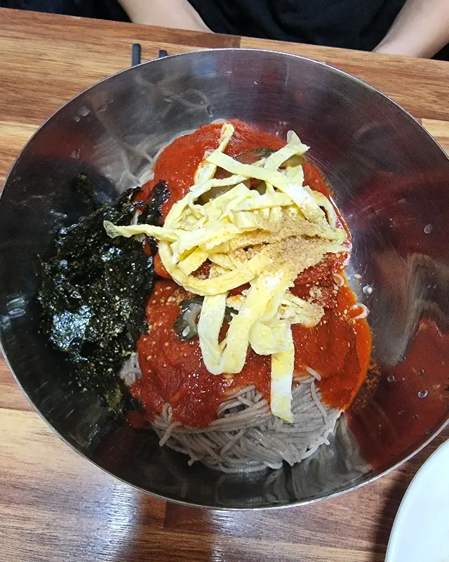 양념이 잘 버무려진 막국수