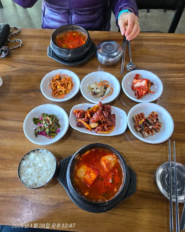 정갈한 밑반찬과 순두부찌개 한 상 차림